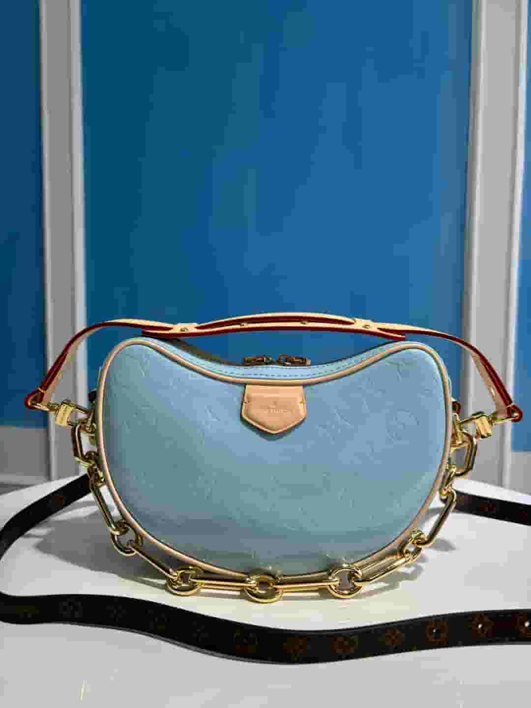 Discover the Yupoo Chic CROISSANT Mini Handbag in Lacquered Moon & Pea Pod Series! - Main Preview