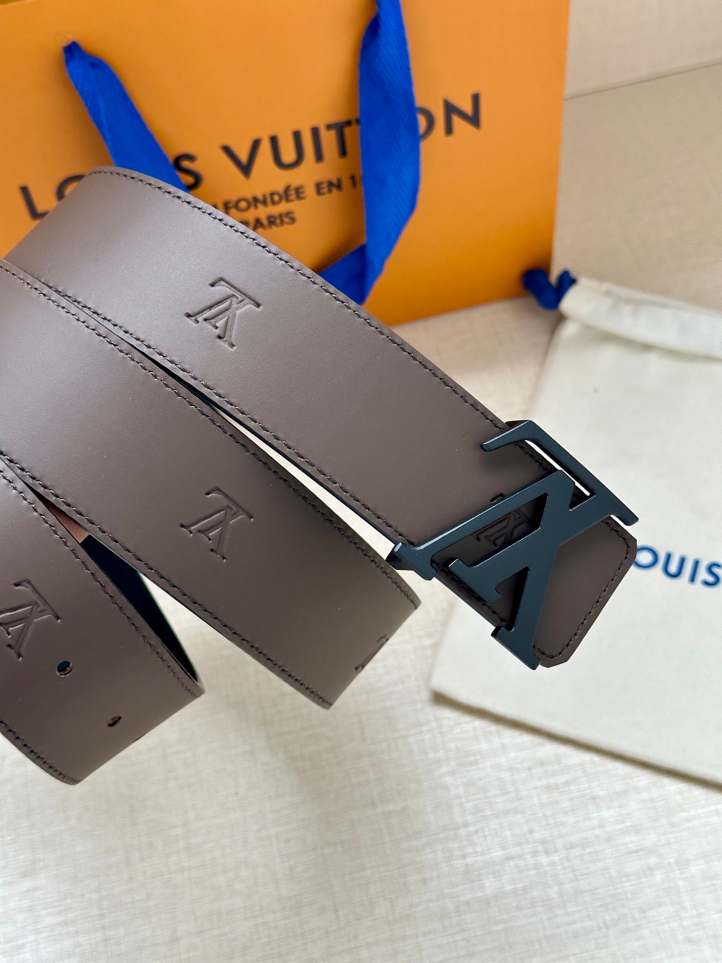 Lv Initiales Blason 40Mm Belt Yupoo Lv Brown Belt Black Logo image 4