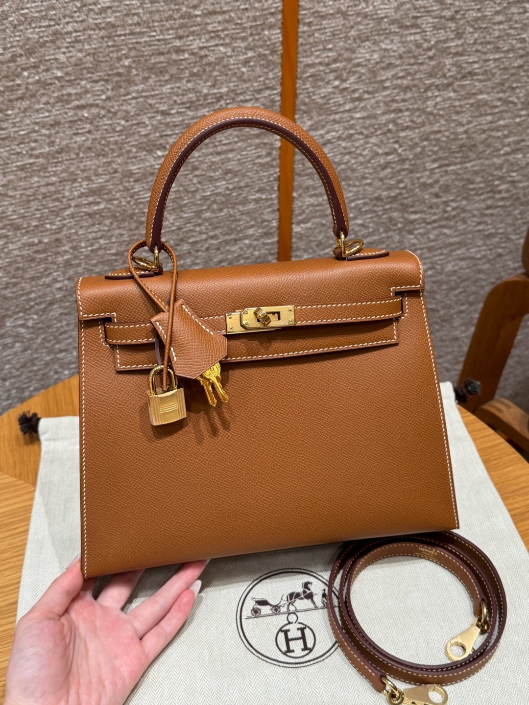Hermès Kelly 25 - Gold Epsom Leather (Gold Hardware) image 1