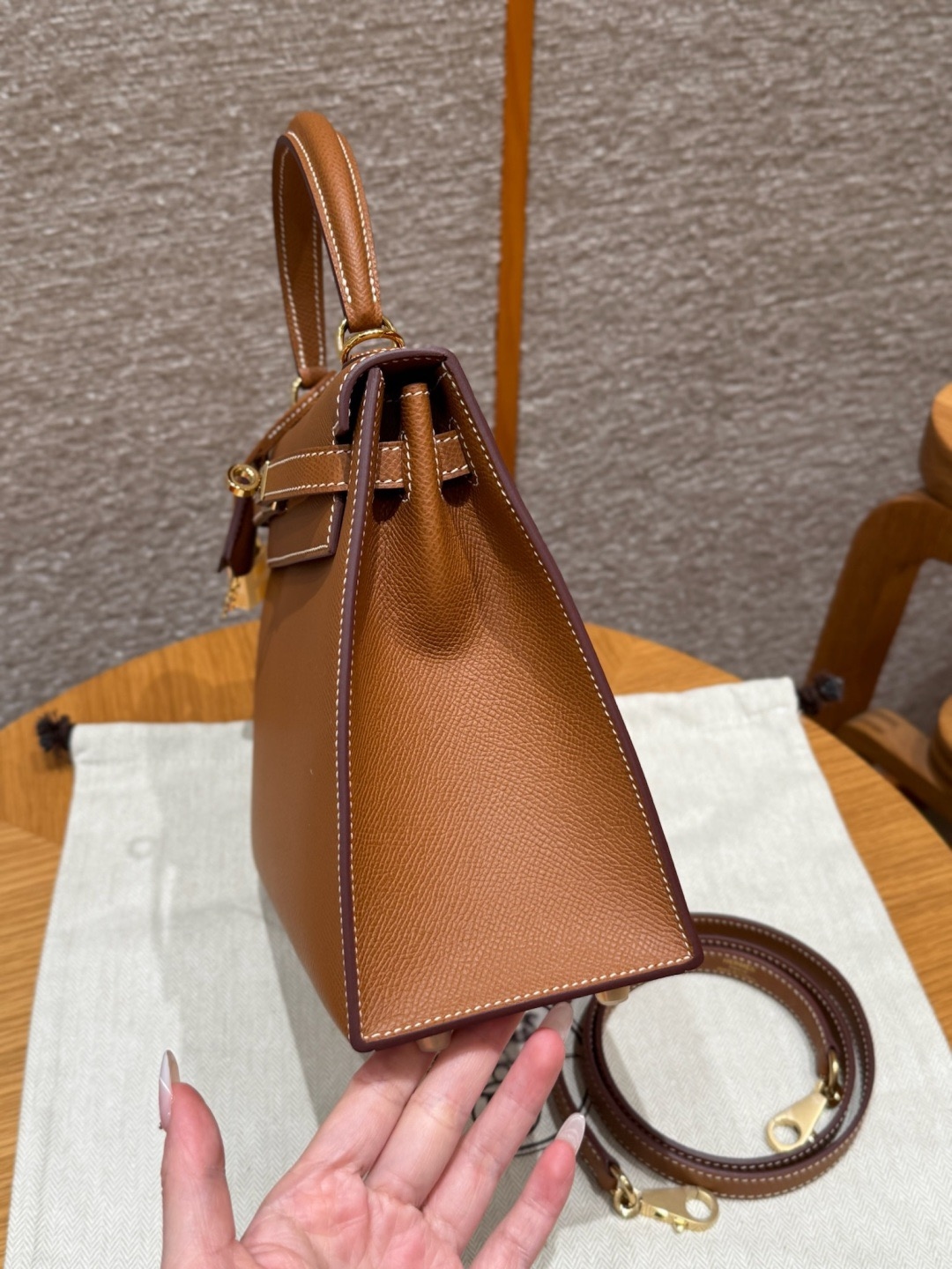 Hermès Kelly 25 - Gold Epsom Leather (Gold Hardware) image 2