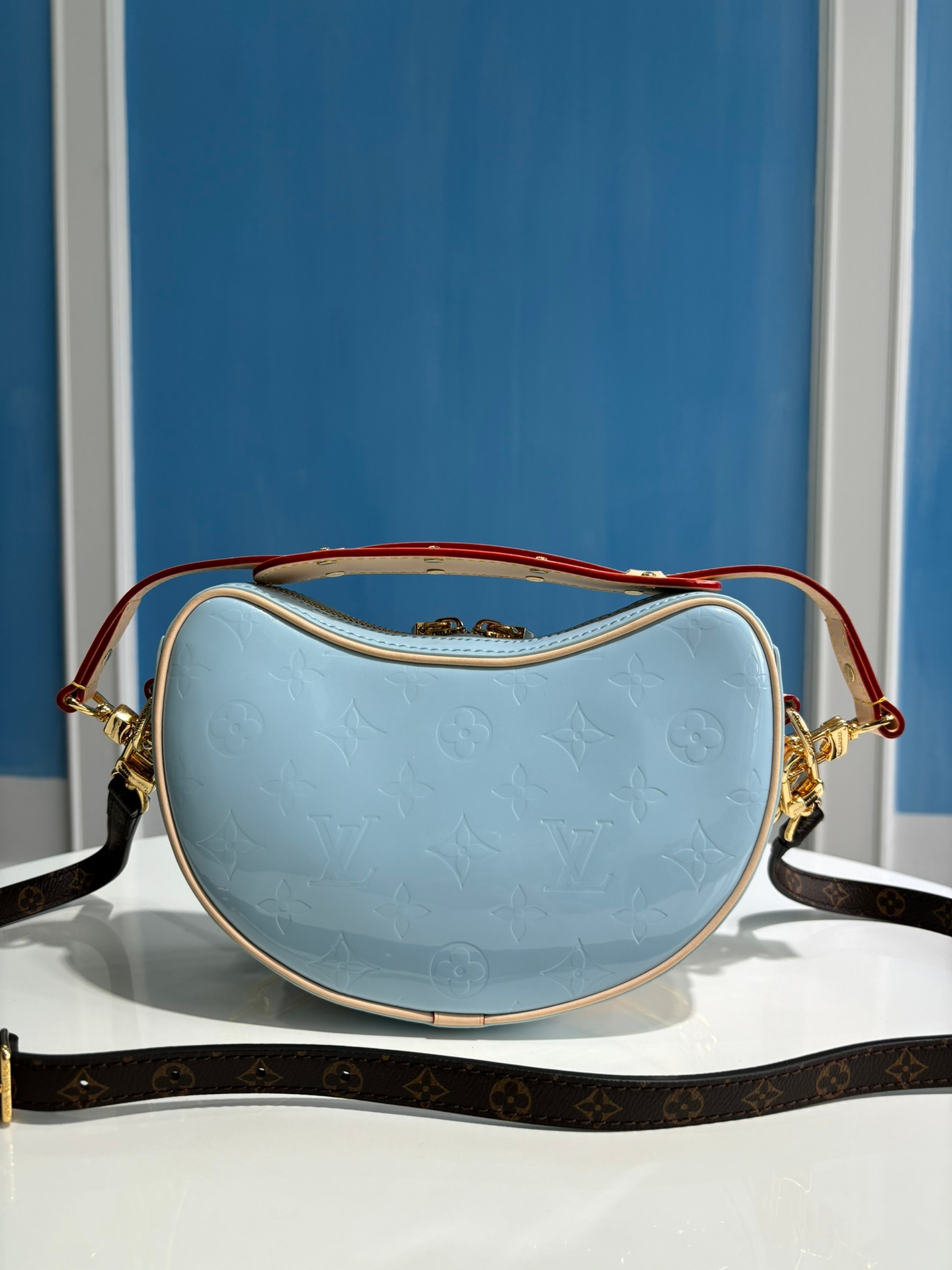 Discover the Yupoo Chic CROISSANT Mini Handbag in Lacquered Moon & Pea Pod Series! image 2