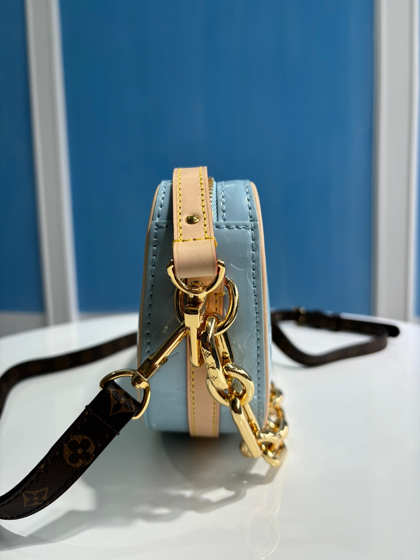 Discover the Yupoo Chic CROISSANT Mini Handbag in Lacquered Moon & Pea Pod Series! image 3