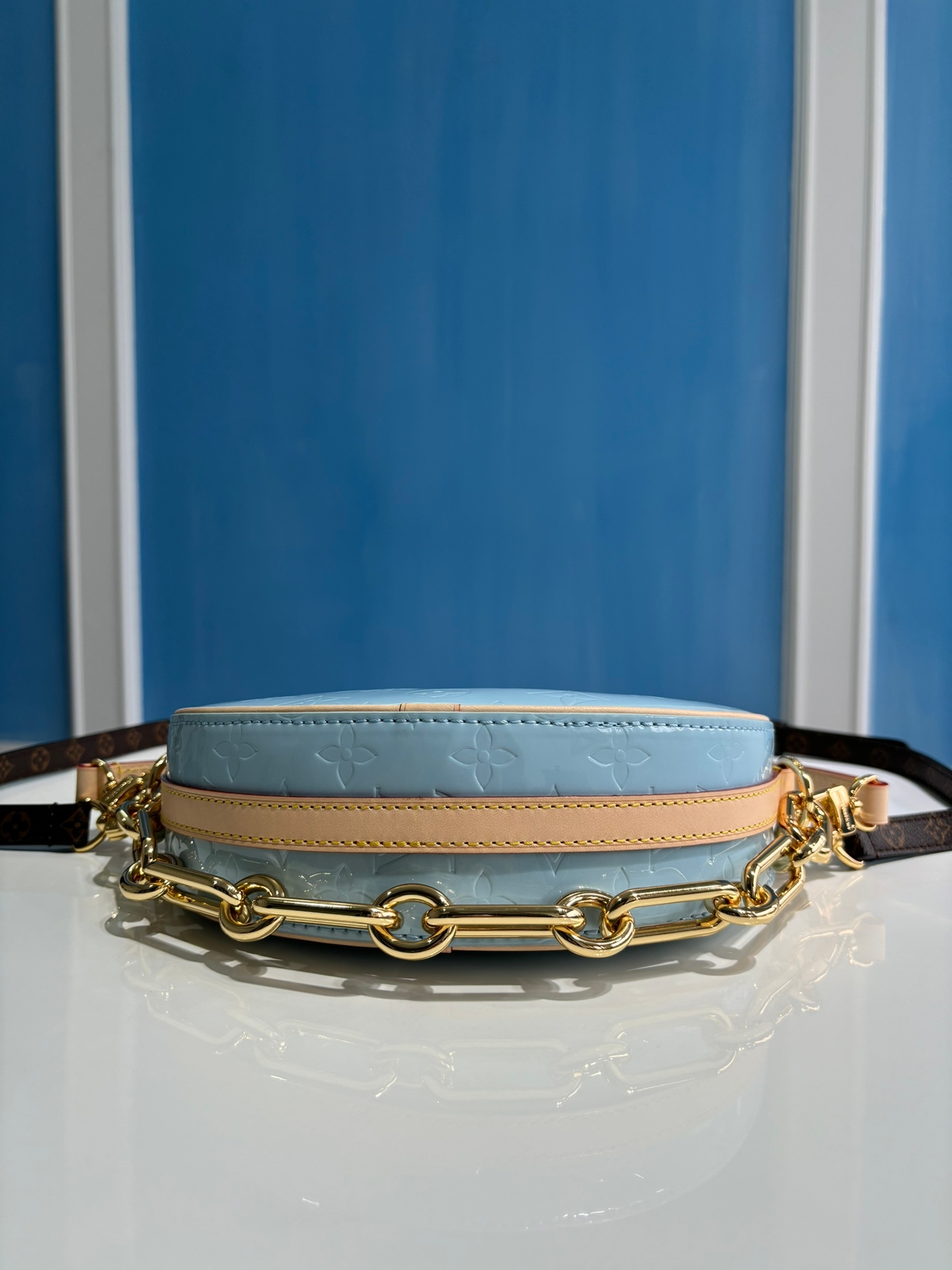 Discover the Yupoo Chic CROISSANT Mini Handbag in Lacquered Moon & Pea Pod Series! image 4