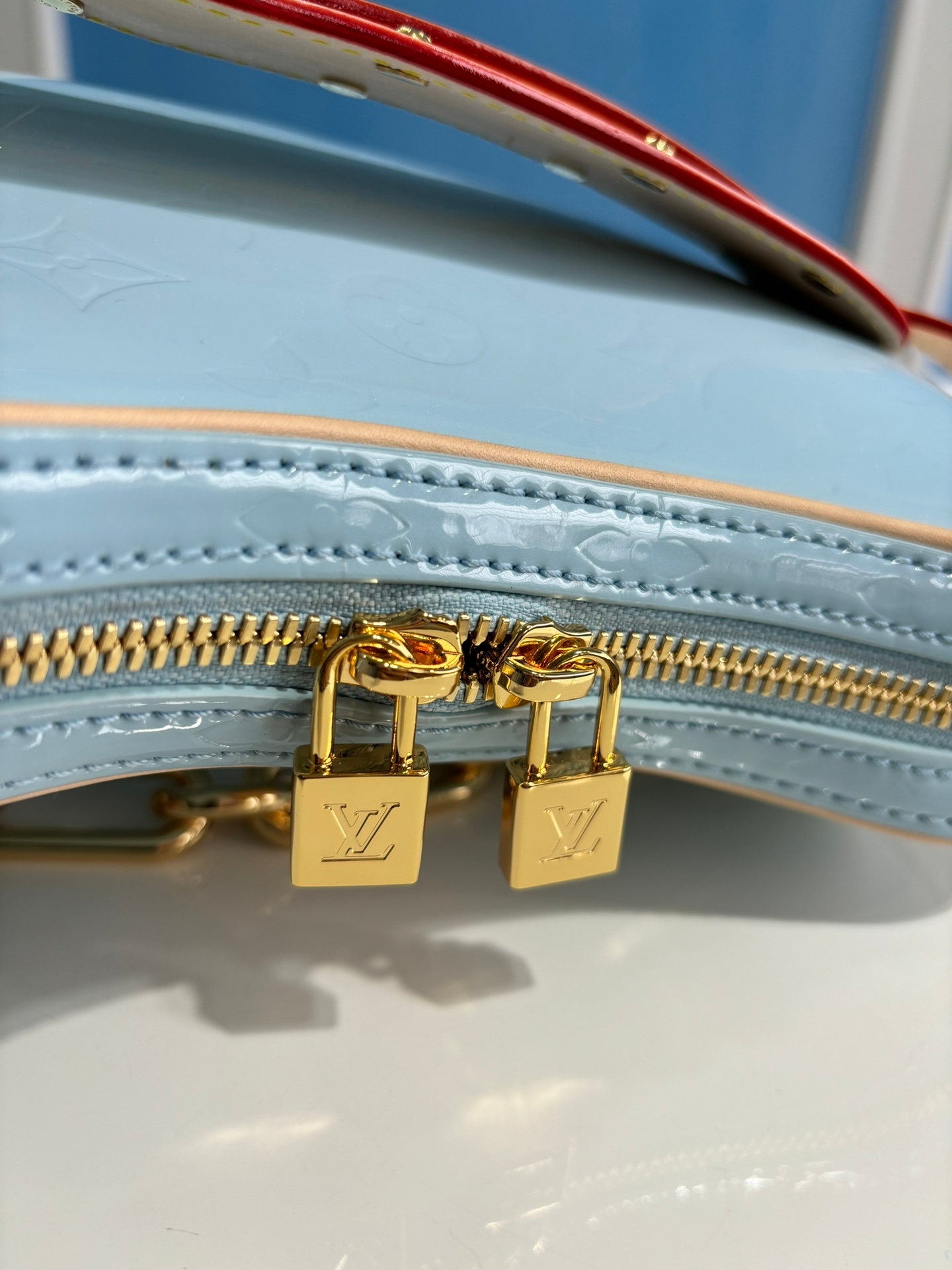 Discover the Yupoo Chic CROISSANT Mini Handbag in Lacquered Moon & Pea Pod Series! image 5