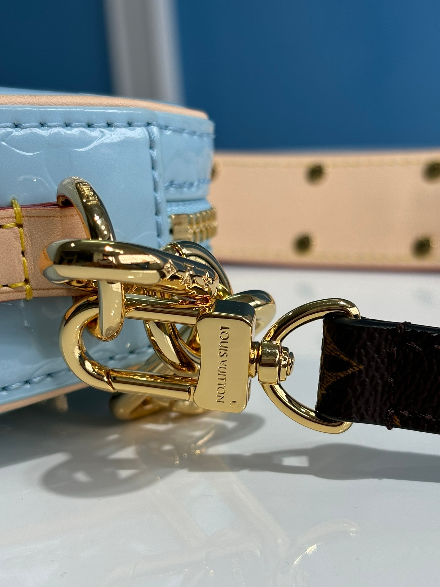 Discover the Yupoo Chic CROISSANT Mini Handbag in Lacquered Moon & Pea Pod Series! image 6