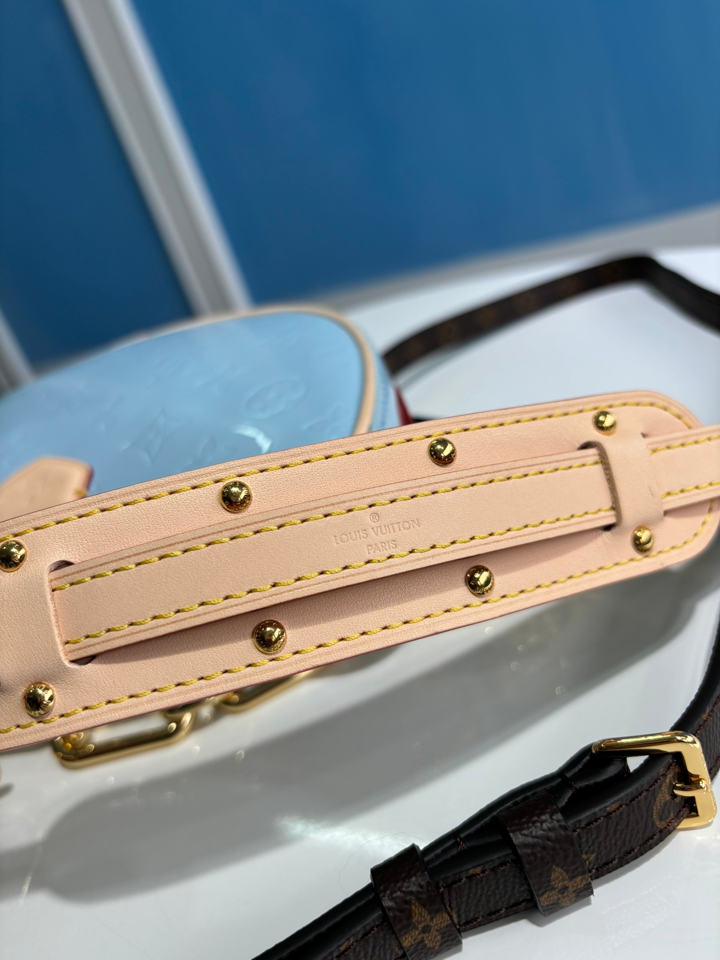 Discover the Yupoo Chic CROISSANT Mini Handbag in Lacquered Moon & Pea Pod Series! image 7