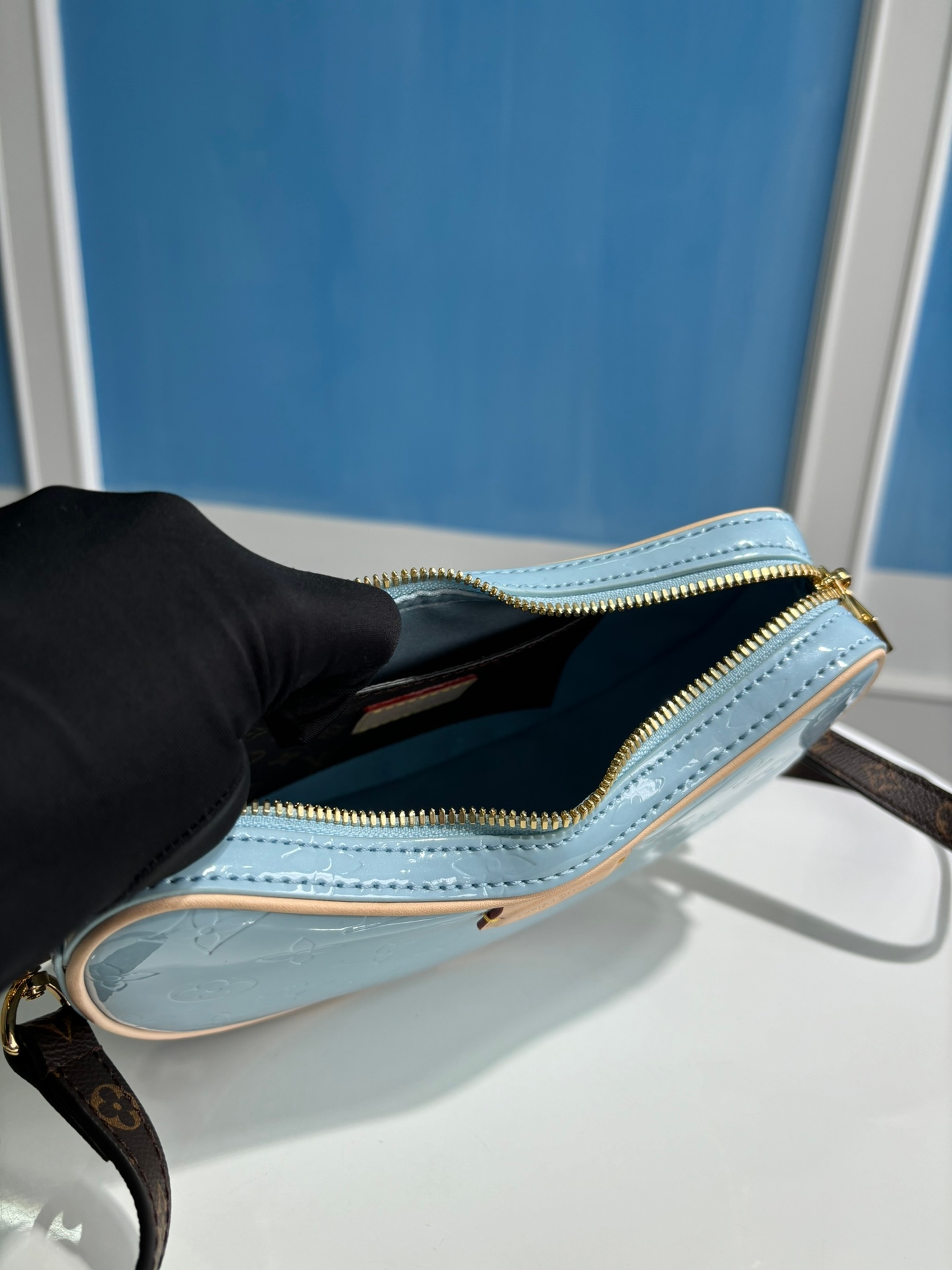 Discover the Yupoo Chic CROISSANT Mini Handbag in Lacquered Moon & Pea Pod Series! image 8