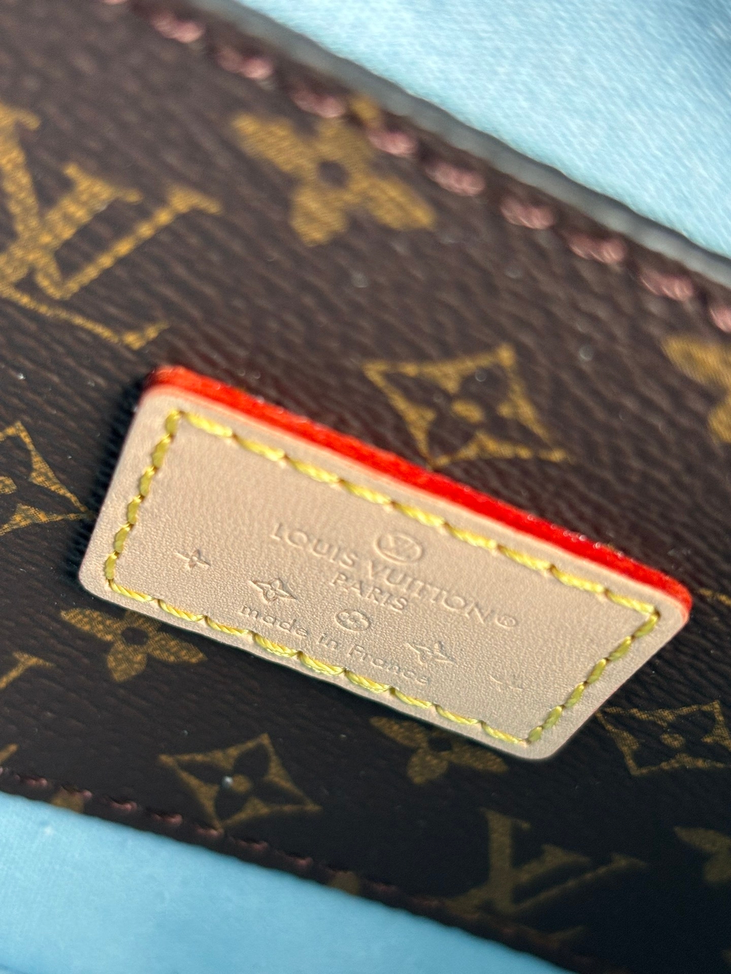 Discover the Yupoo Chic CROISSANT Mini Handbag in Lacquered Moon & Pea Pod Series! image 9