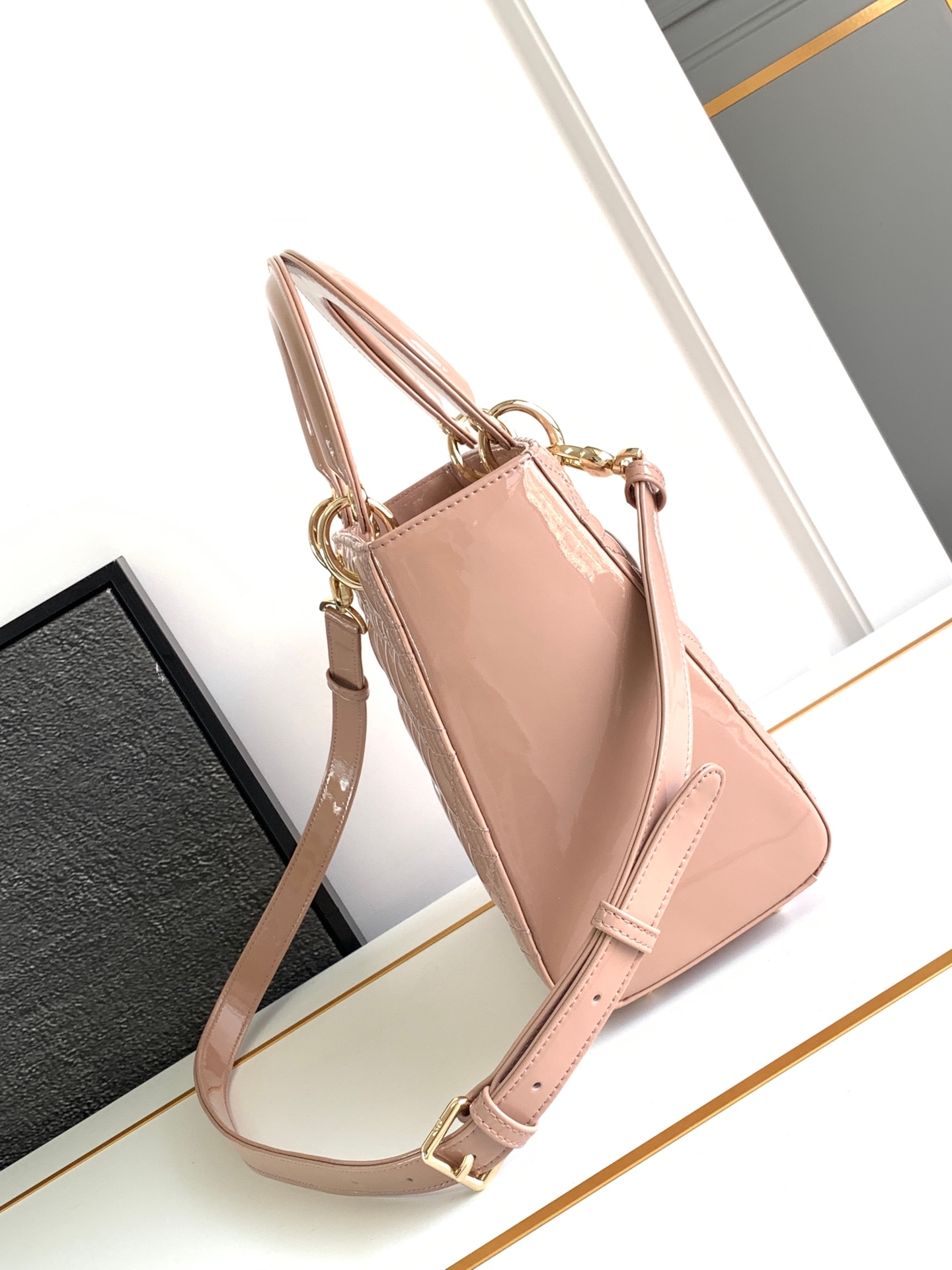 Yupoo Dior Medium Size Lady Handbag image 2