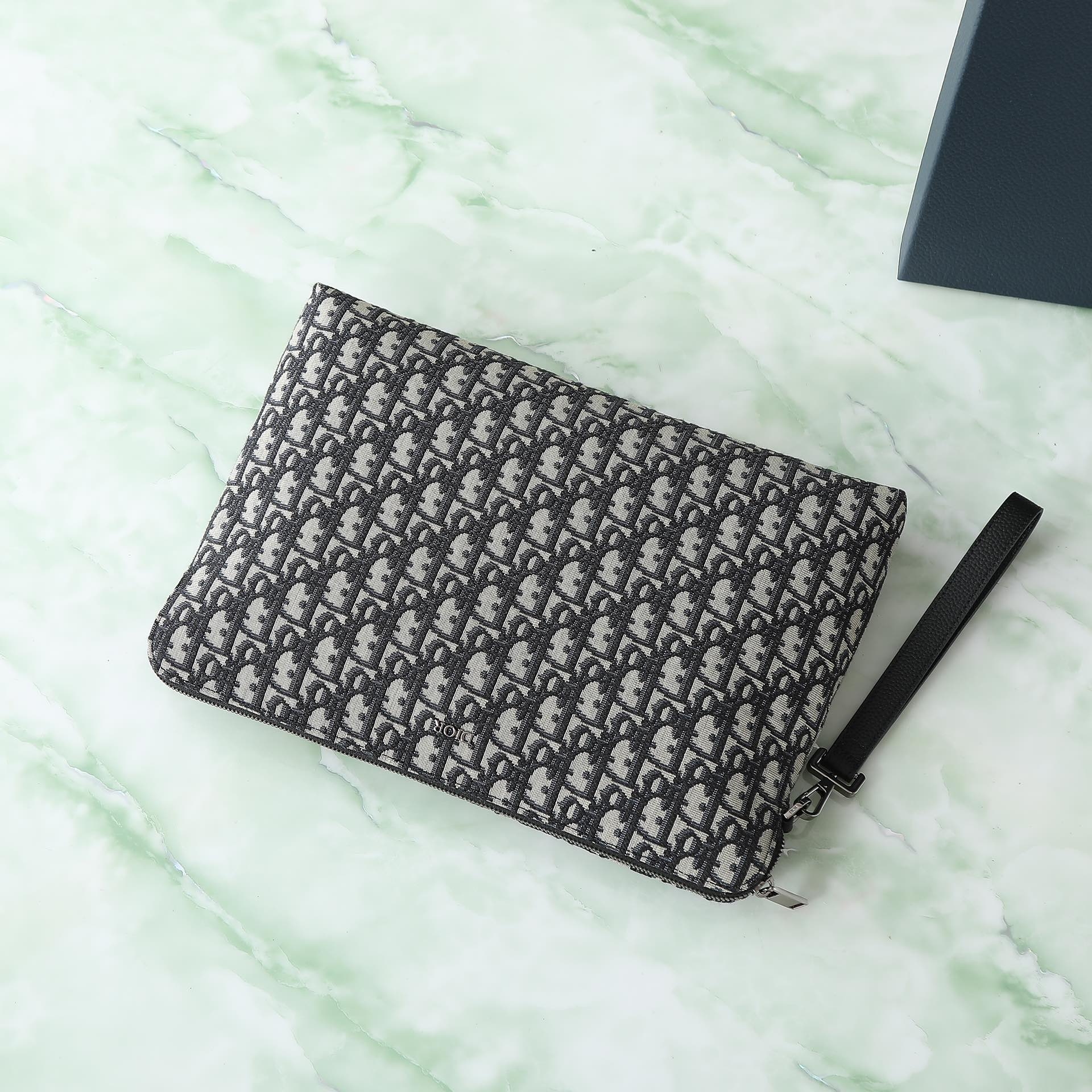Yupoo Dior Oblique Zip Clutch in Black and Beige image 4