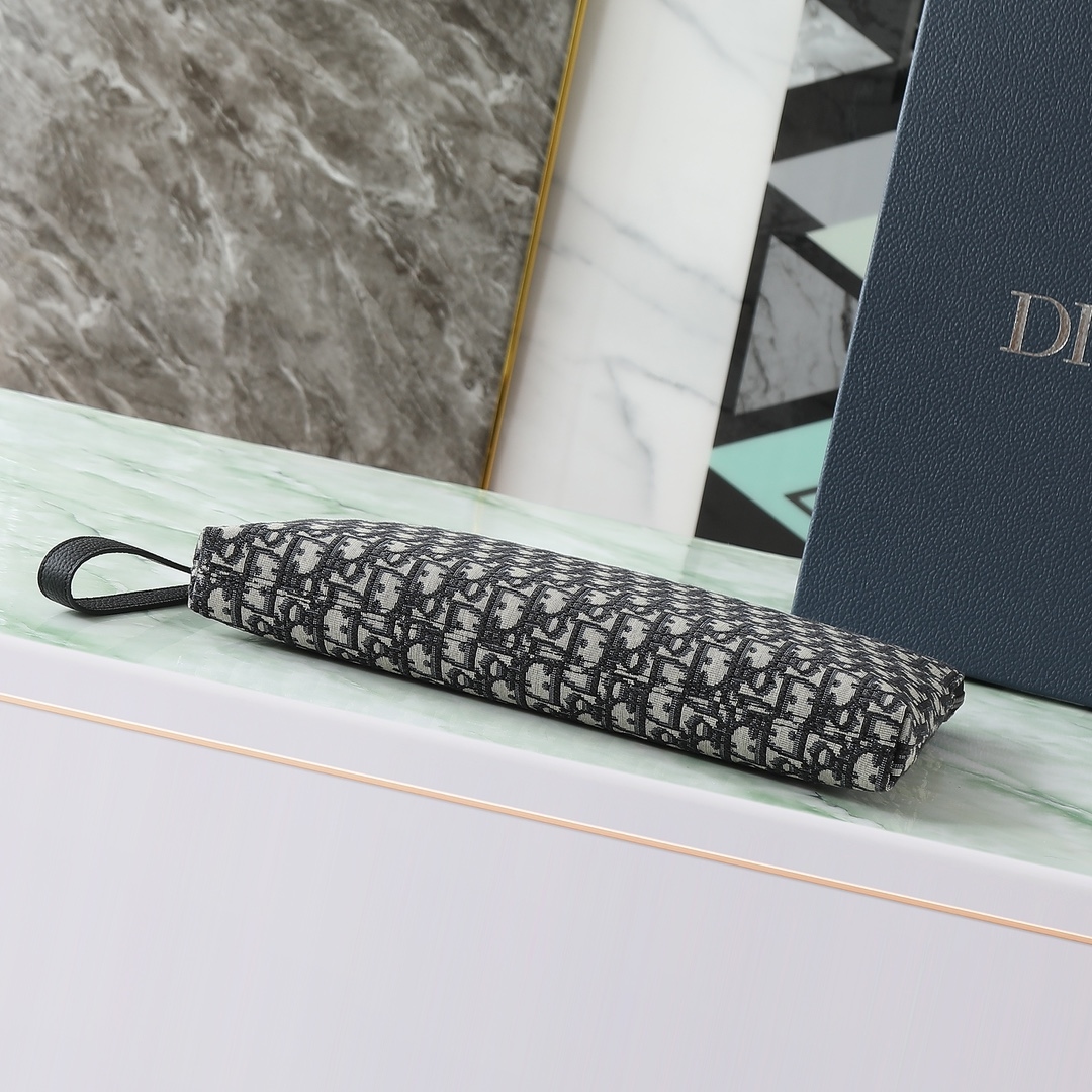 Yupoo Dior Oblique Zip Clutch in Black and Beige image 5