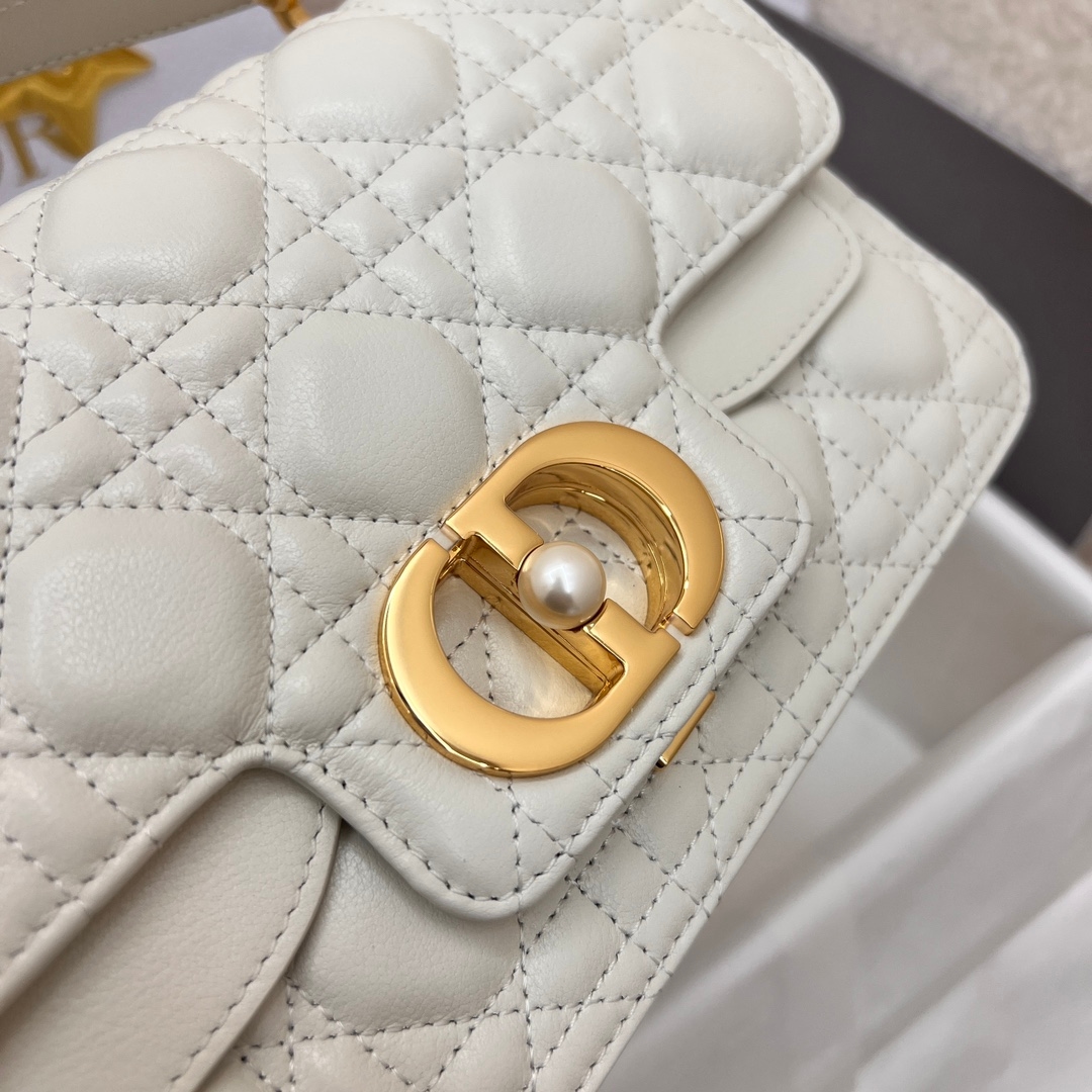 Yupoo Jolie Dior Pearl Handle Bag image 4