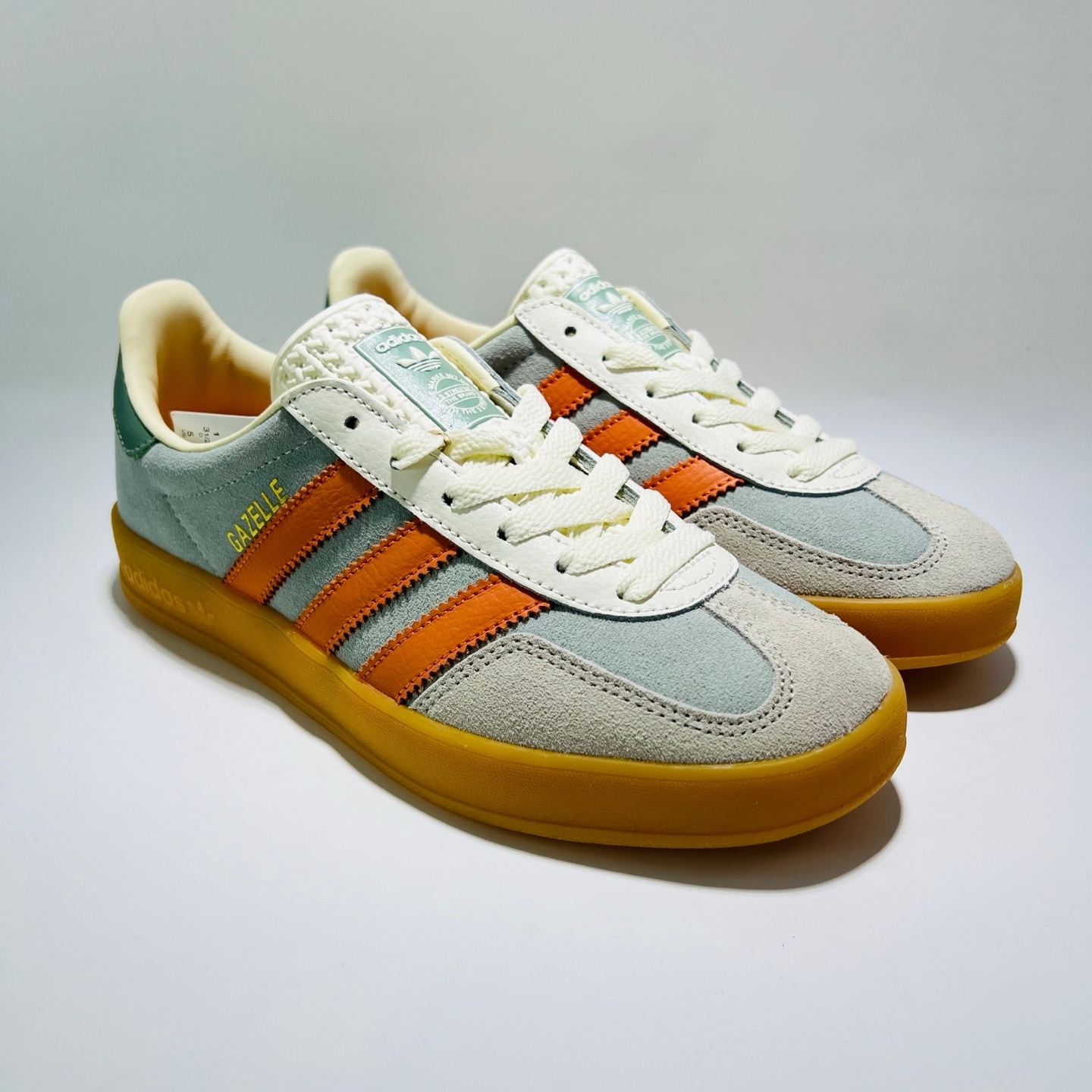 adidas Originals GAZELLE - Low-Top Lifestyle Sneakers (Grey/White) image 1