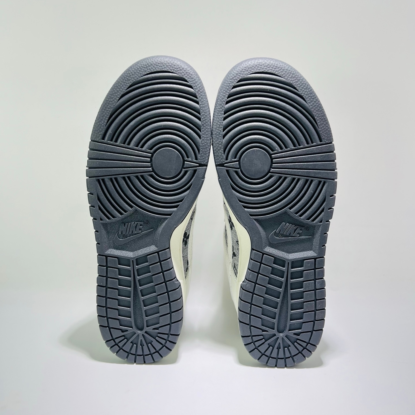 Yupoo shoes: Custom Nike SB Dunk Low × LV Grey Embroidered-Yupoo Rep image 6