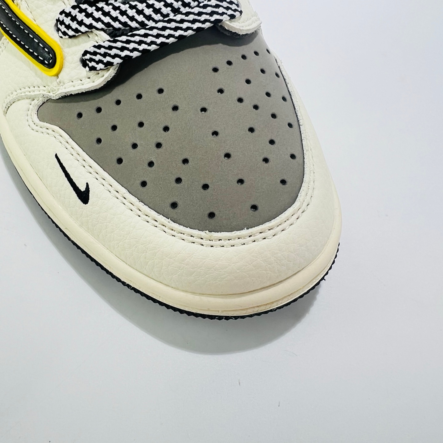 Yupoo Shoes: Travis Scott × AJ1 Low x Xiaomi Su7 - Grey/Black Custom 👟 image 4
