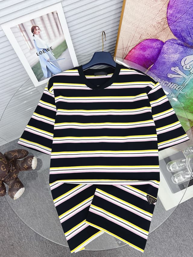 PRADA 2025SS New Printed Short-Sleeved Yupoo Prada T-Shirt | Rep Clothing image 2
