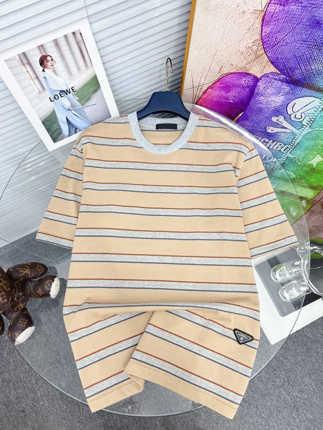 PRADA 2025SS New Printed Short-Sleeved Yupoo Prada T-Shirt | Rep Clothing image 3