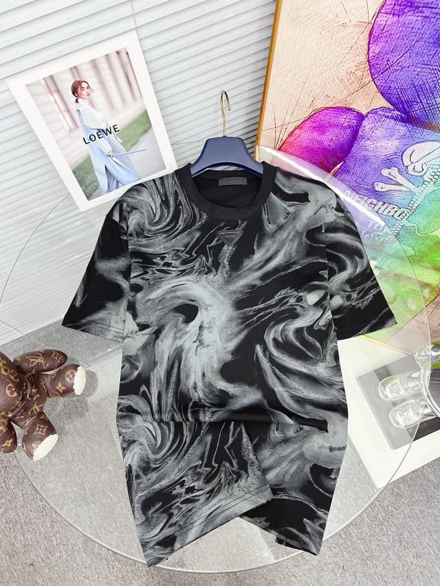 PRADA 2025SS New Printed Short-Sleeved Yupoo Prada T-Shirt 001 | Rep Clothing image 3