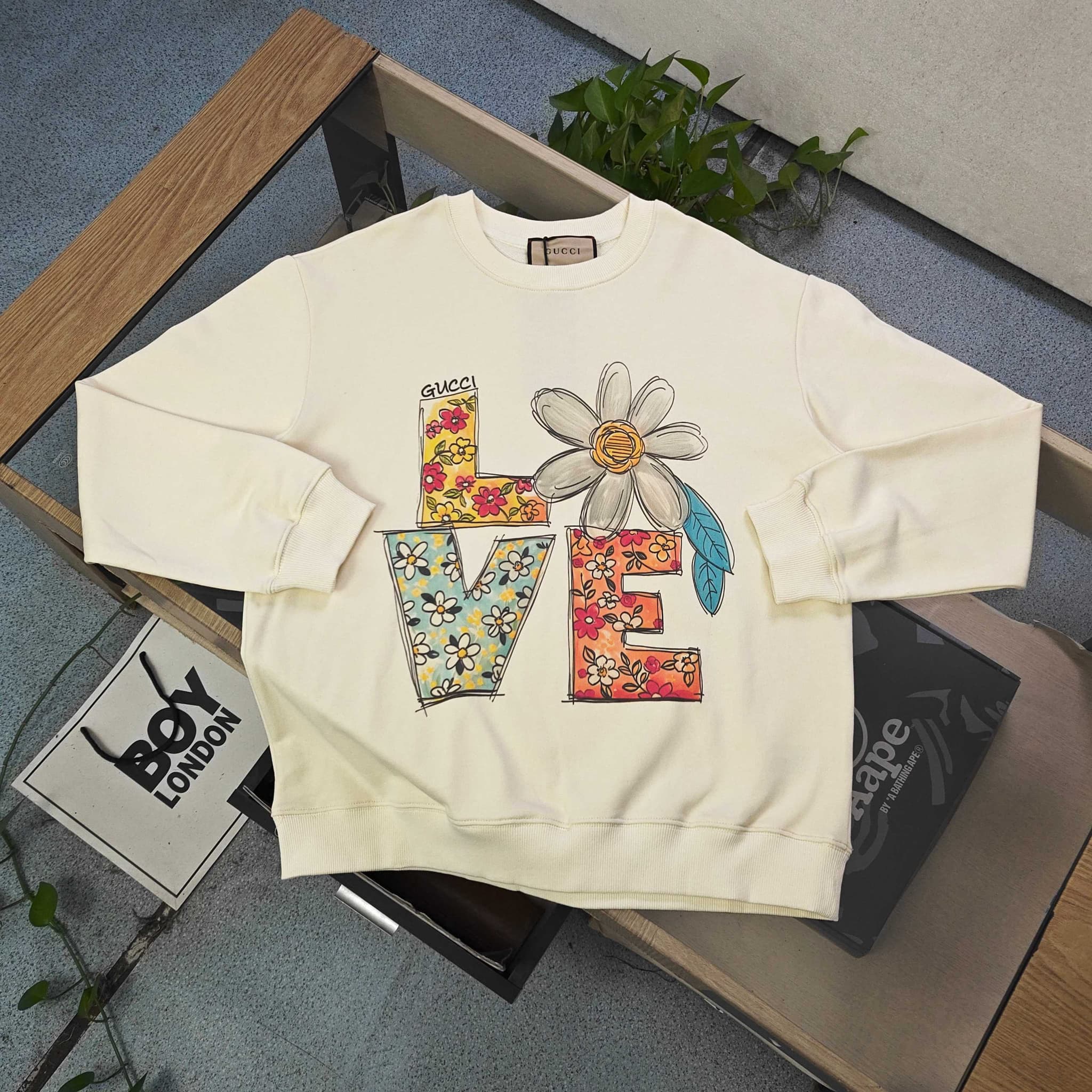 YUPOOPA Gucci Schnauzer Sweatshirt WHITE CLOTHES | Yupoo Rep Clothing image 1