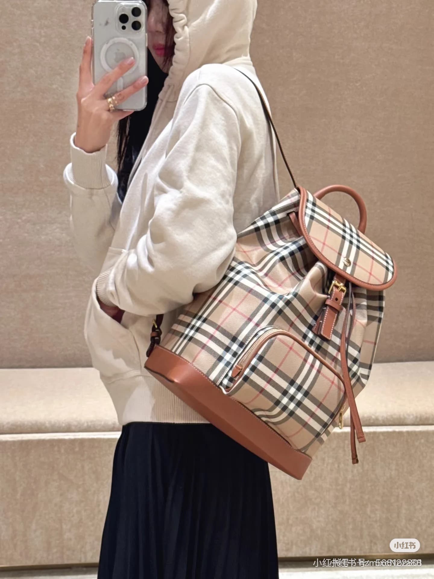 Yupoo Burberry Backpacks: Classic Designs for Every Occasion image 3