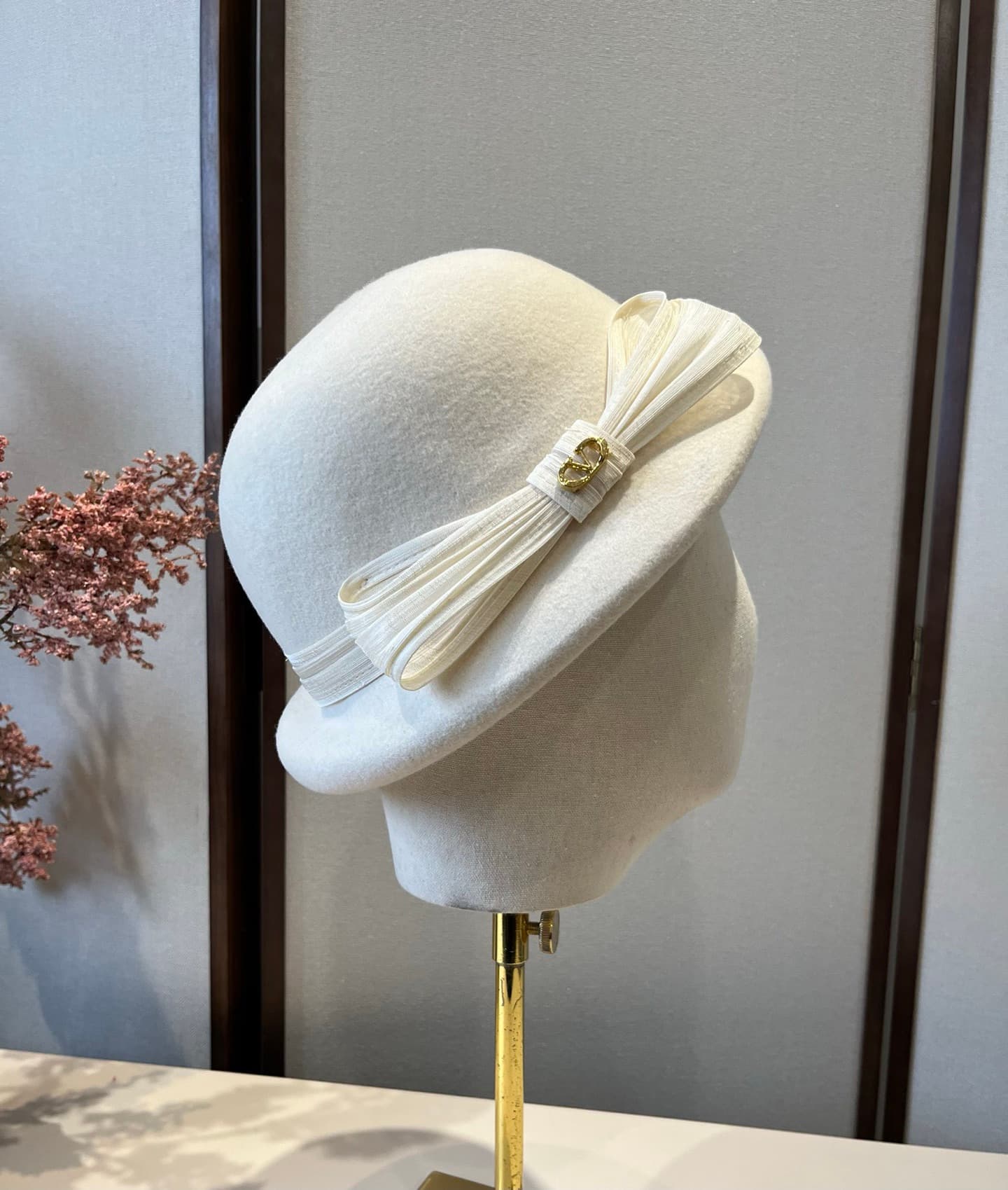 YupooPA Valentino Cap Rep Hat | White Wool Bucket