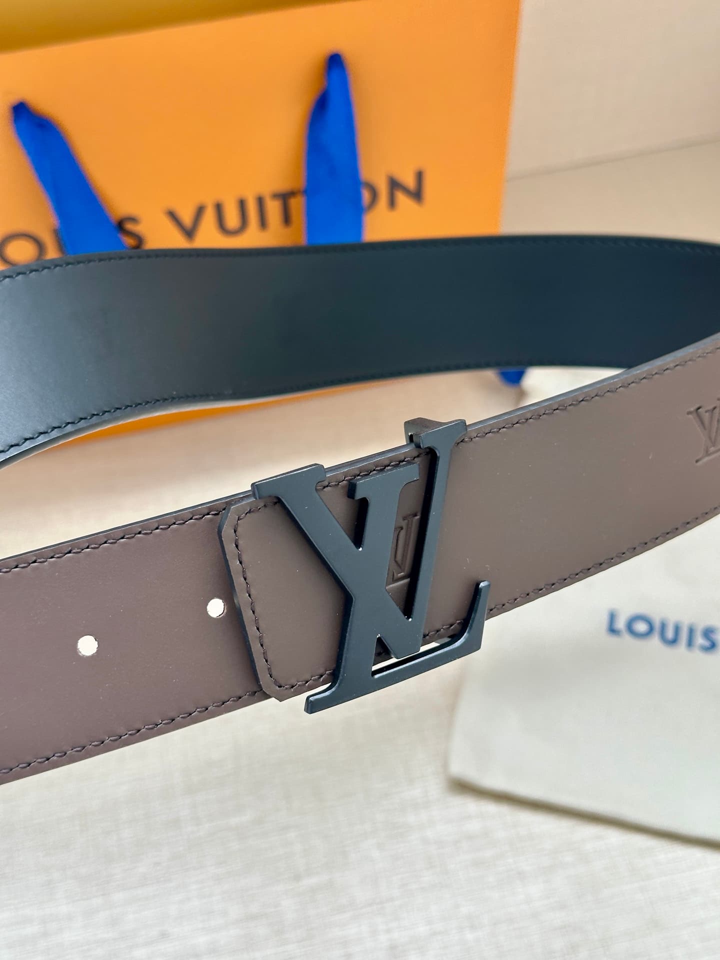 Lv Initiales Blason 40Mm Belt YupooPA Lv Brown Belt Black Logo image 2