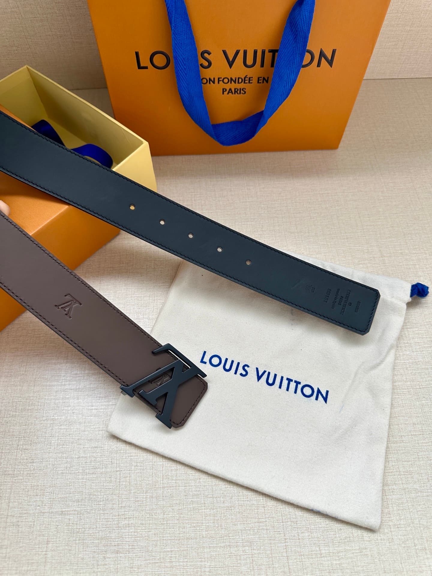 Lv Initiales Blason 40Mm Belt YupooPA Lv Brown Belt Black Logo image 3