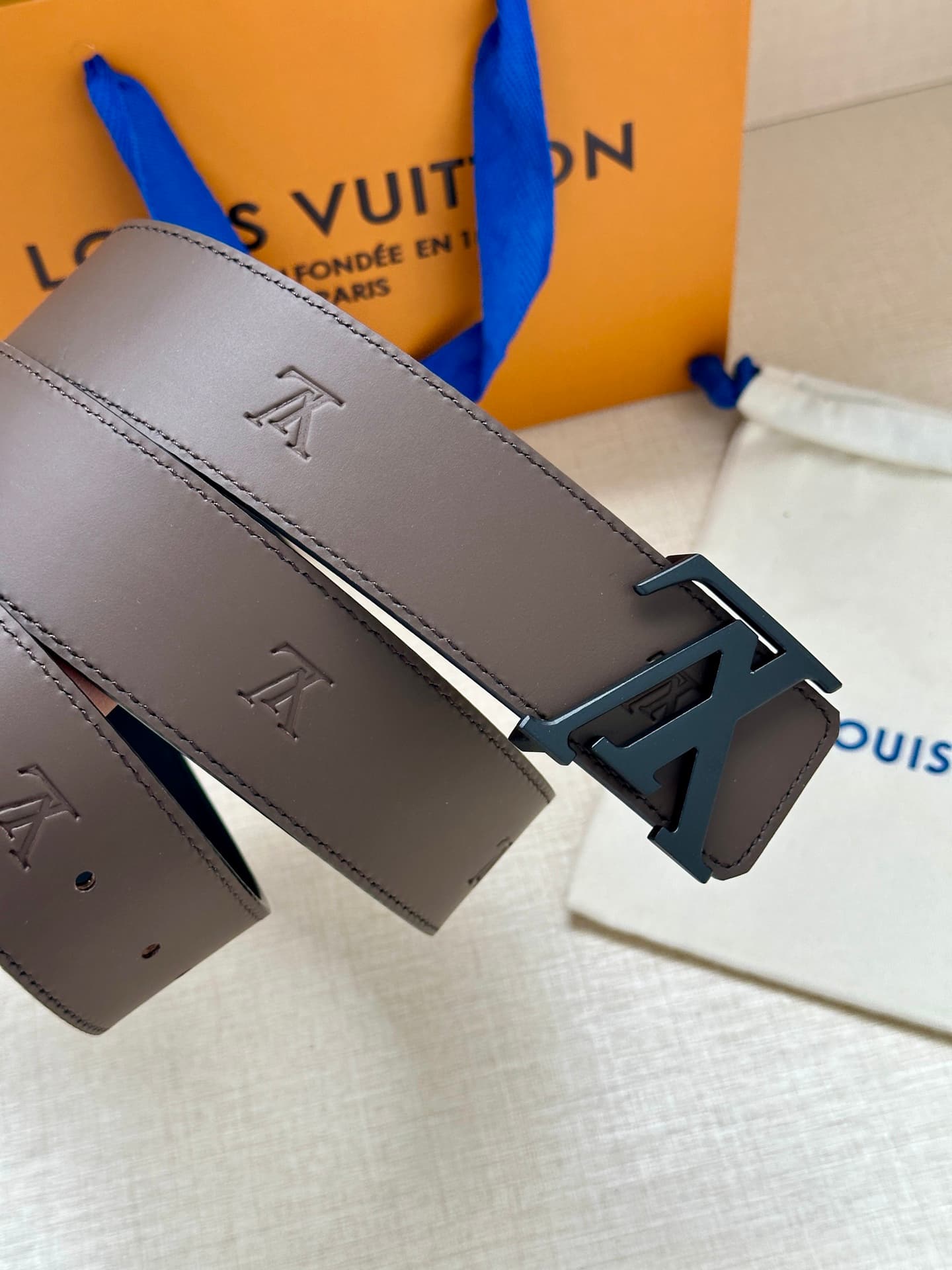 Lv Initiales Blason 40Mm Belt YupooPA Lv Brown Belt Black Logo image 4