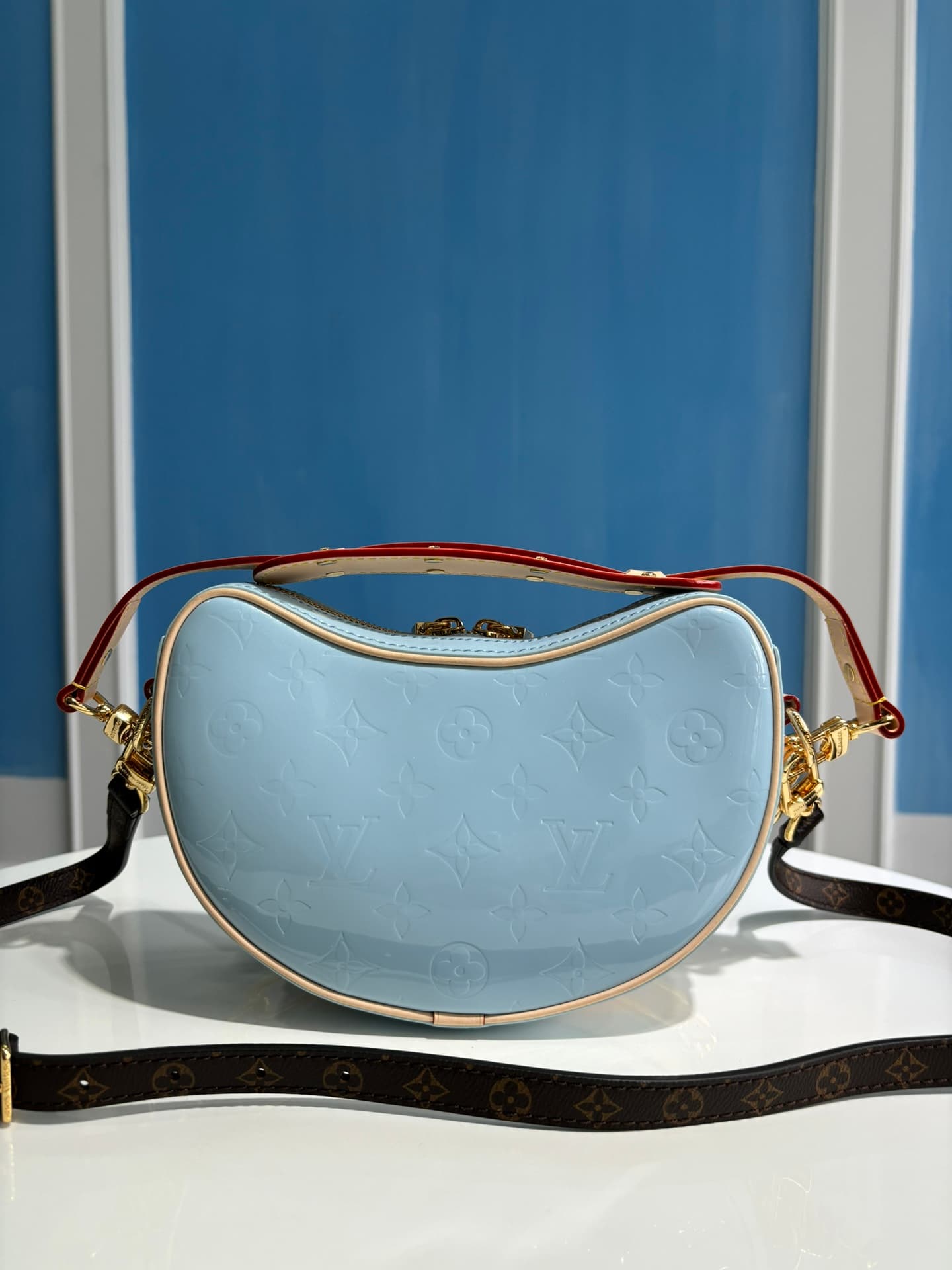 Discover the YupooPA Chic CROISSANT Mini Handbag in Lacquered Moon & Pea Pod Series! image 2