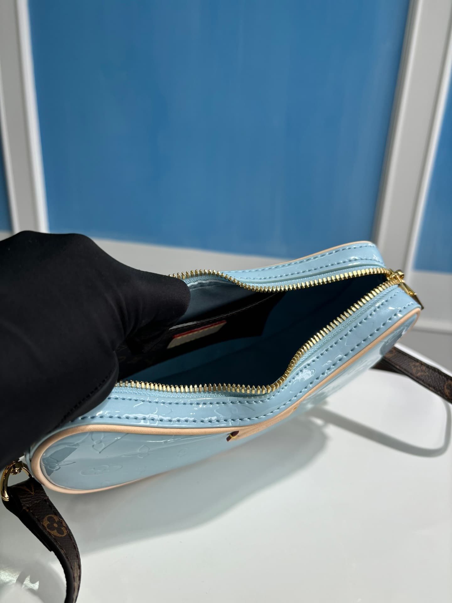 Discover the YupooPA Chic CROISSANT Mini Handbag in Lacquered Moon & Pea Pod Series! image 8