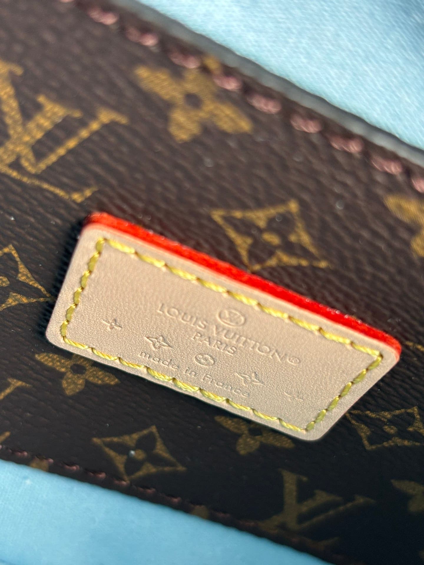 Discover the YupooPA Chic CROISSANT Mini Handbag in Lacquered Moon & Pea Pod Series! image 9