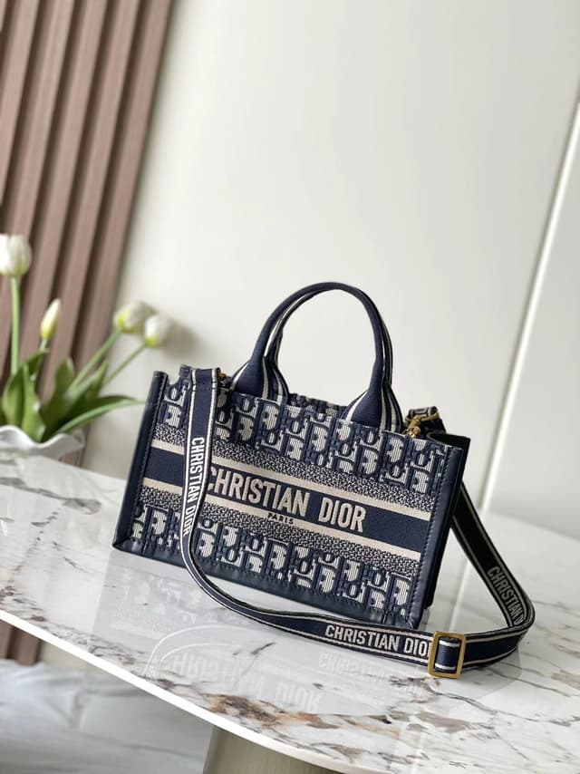 Dior Book Tote Handbag Counter | Yupoo Rep Bags image 1