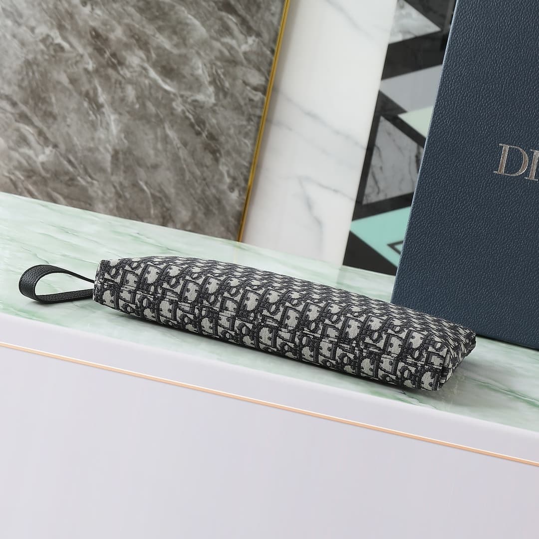 YupooPA Dior Oblique Zip Clutch in Black and Beige image 5