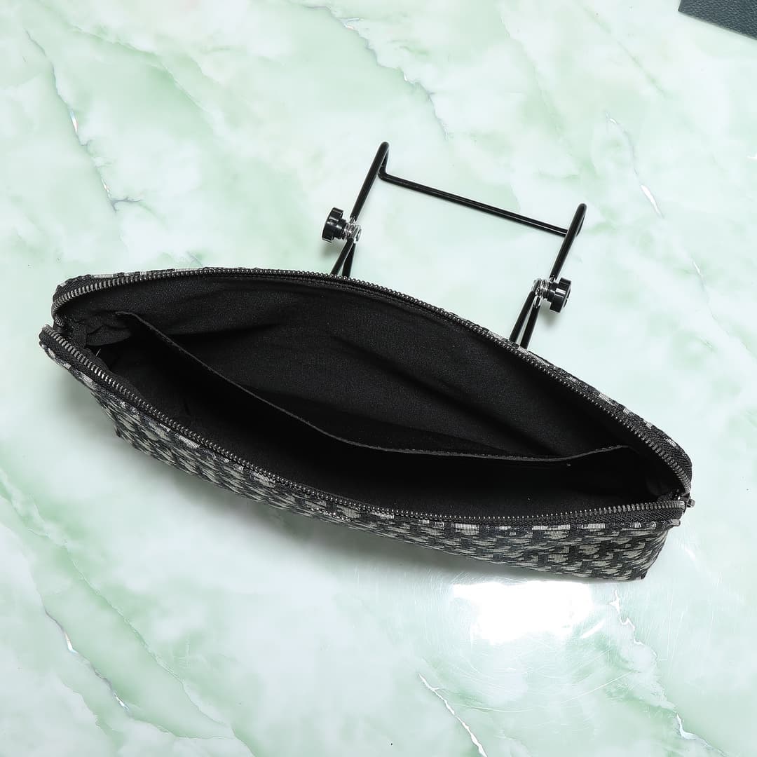 YupooPA Dior Oblique Zip Clutch in Black and Beige image 7