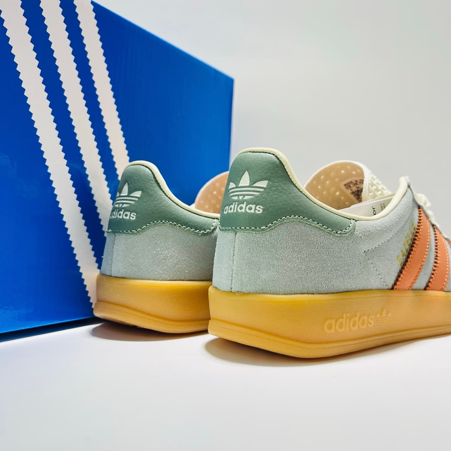 adidas Originals GAZELLE - Low-Top Lifestyle Sneakers (Blue/White) image 6