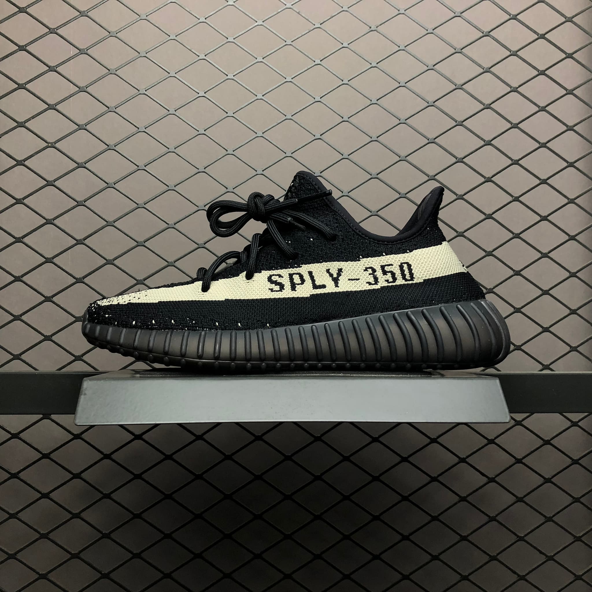 Yeezy 350 V2 | Yupoo Rep Sneakers (Ref 629) image 1