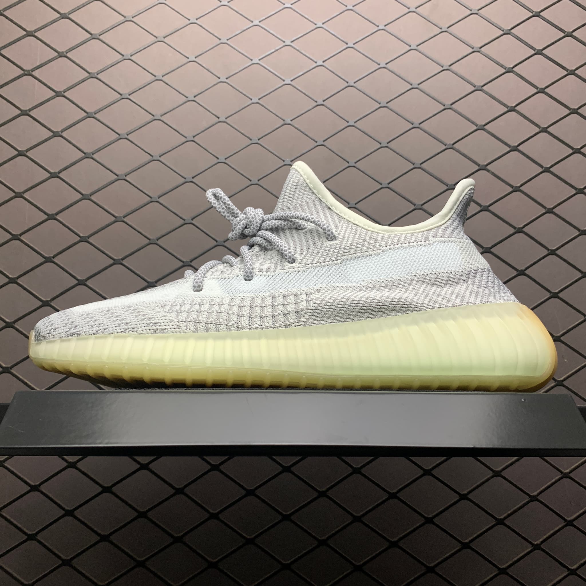Yeezy 350 V2 | Yupoo Rep Sneakers (Ref 591) image 1