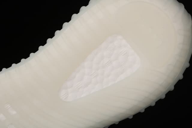Yeezy 350 V2 | Yupoo Rep Sneakers (Ref 548) image 16