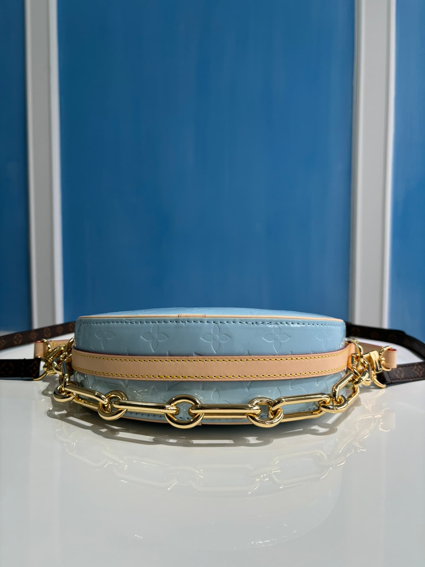 Discover the YupooPA Chic CROISSANT Mini Handbag in Lacquered Moon & Pea Pod Series! image 4