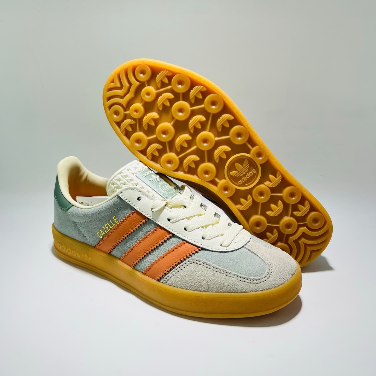 adidas Originals GAZELLE - Low-Top Lifestyle Sneakers (Grey/White) image 3