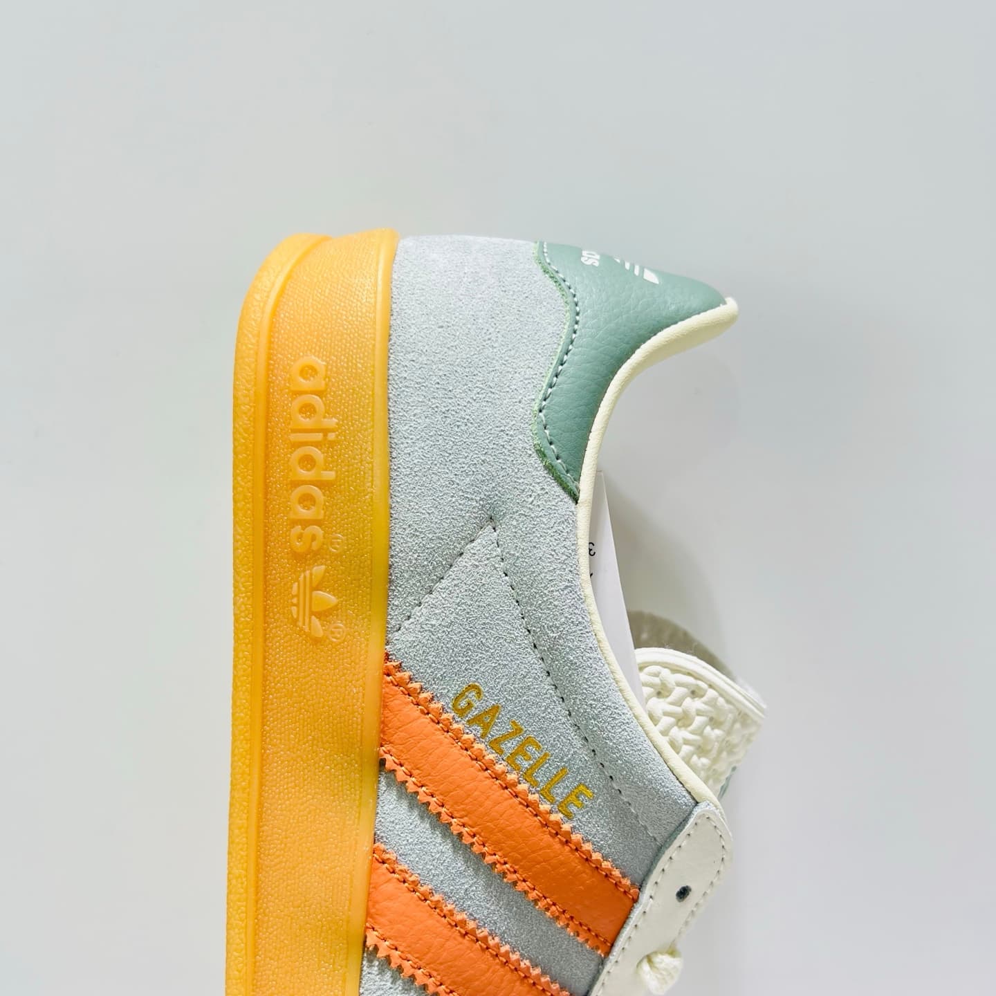 adidas Originals GAZELLE - Low-Top Lifestyle Sneakers (Grey/White) image 4