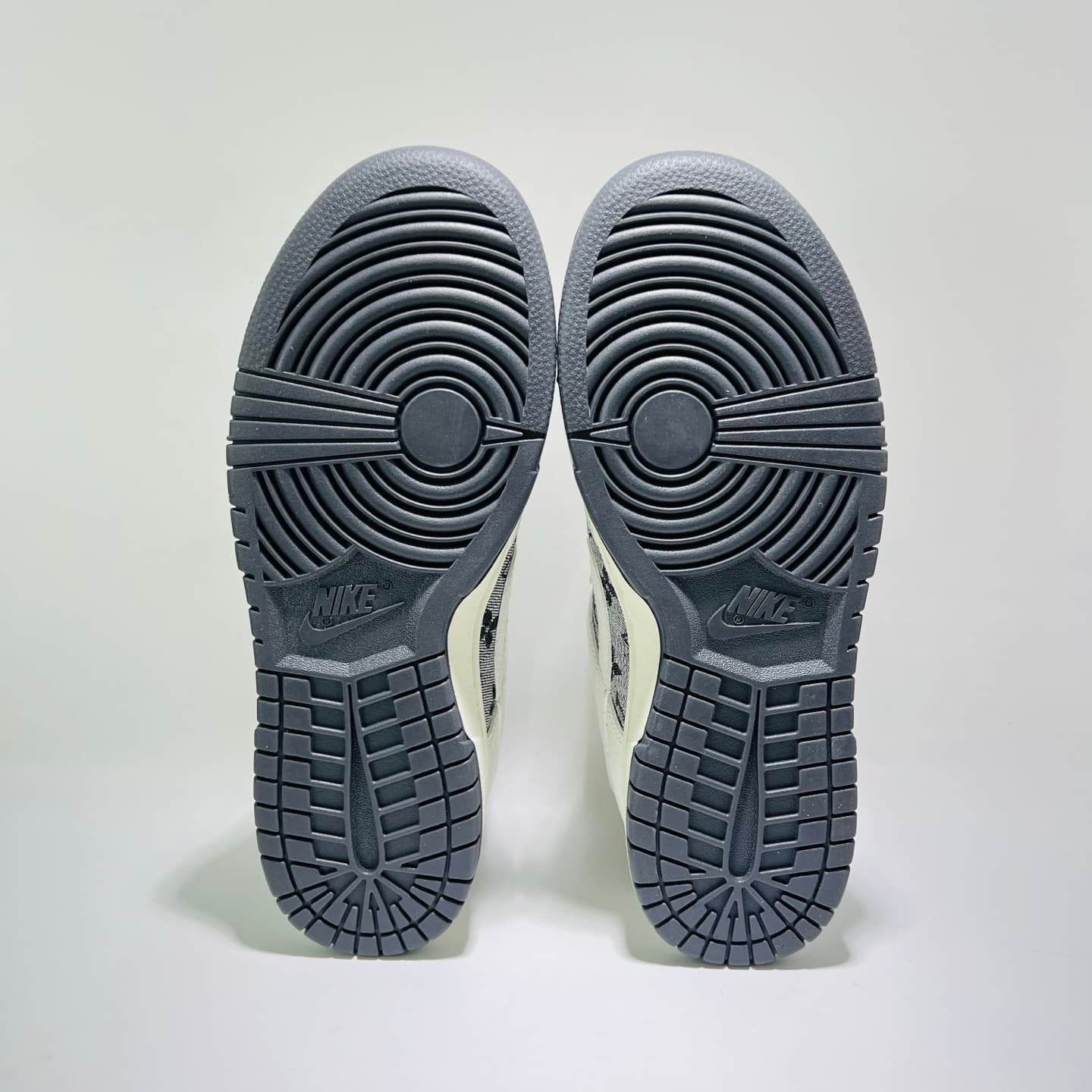 YupooPA shoes: Custom Nike SB Dunk Low × LV Grey Embroidered-Yupoo Rep image 6