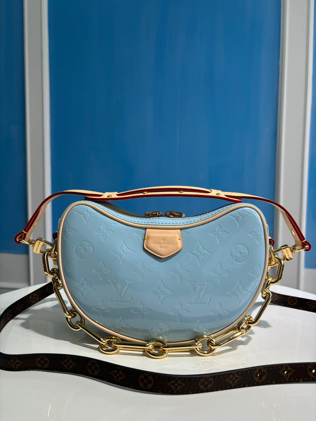 Discover the Yupoo Chic CROISSANT Mini Handbag in Lacquered Moon & Pea Pod Series! image 1