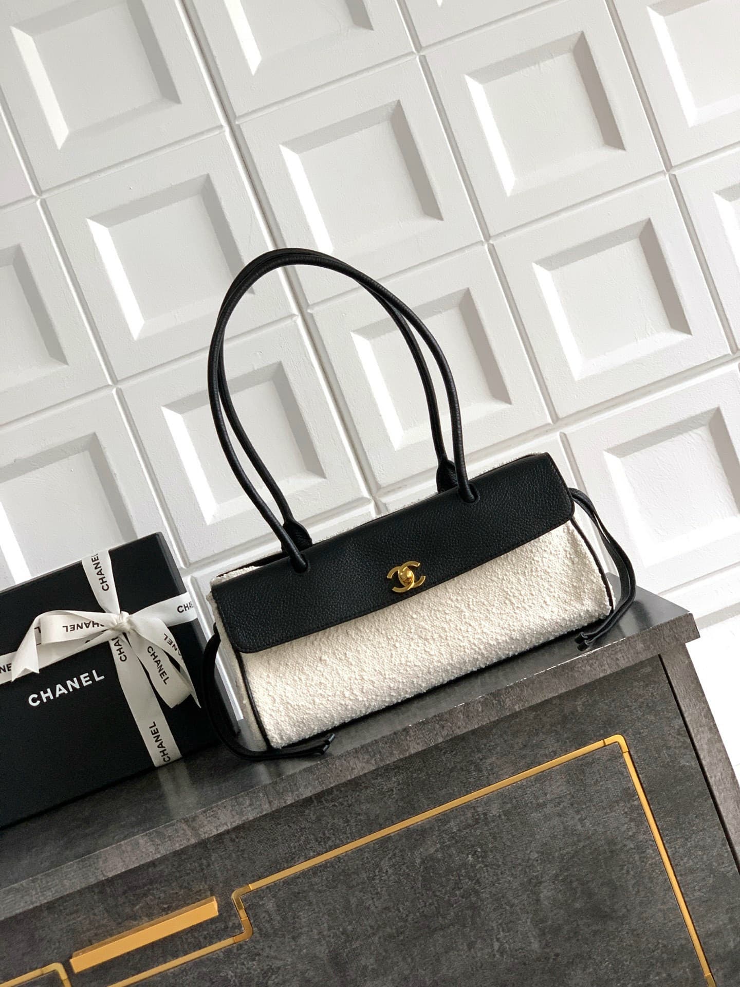 Chanel 26S Patchwork Tote Rep Bag 31cm Black Grained Leather Shearling image 9