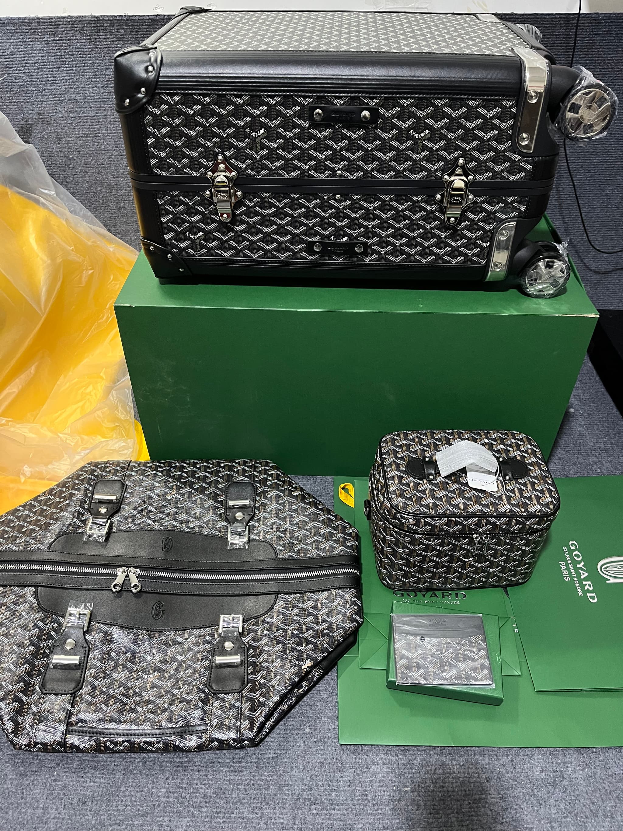 Goyard Classic Chevron Print Luggage Set, Rolling Suitcase, Duffel Bag & Cosmetic Case Full Travel Kit | Yupoo Rep Bags