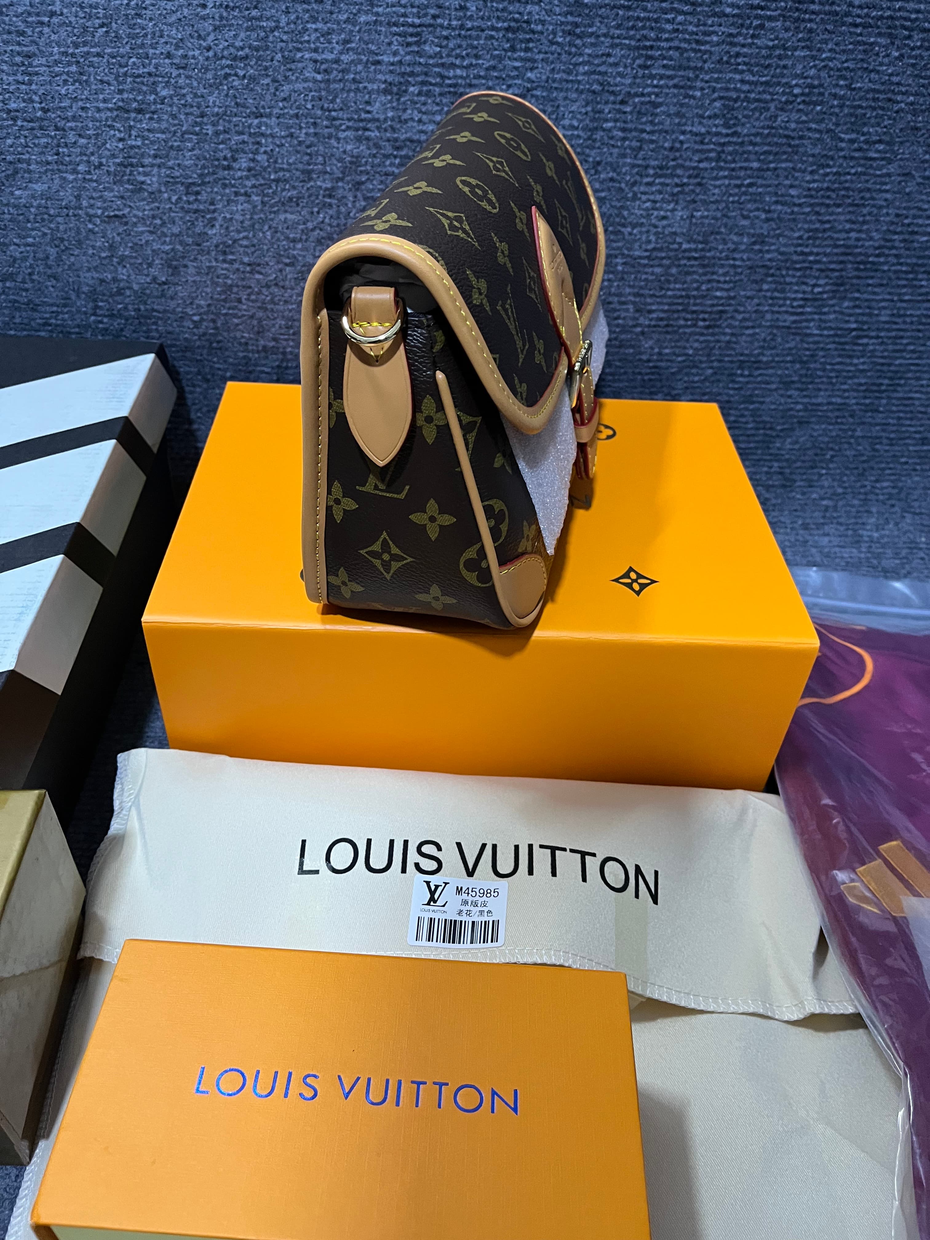 Louis Vuitton Classic Monogram Leather Flap Crossbody Messenger Bag Mirror quality M45985 image 2