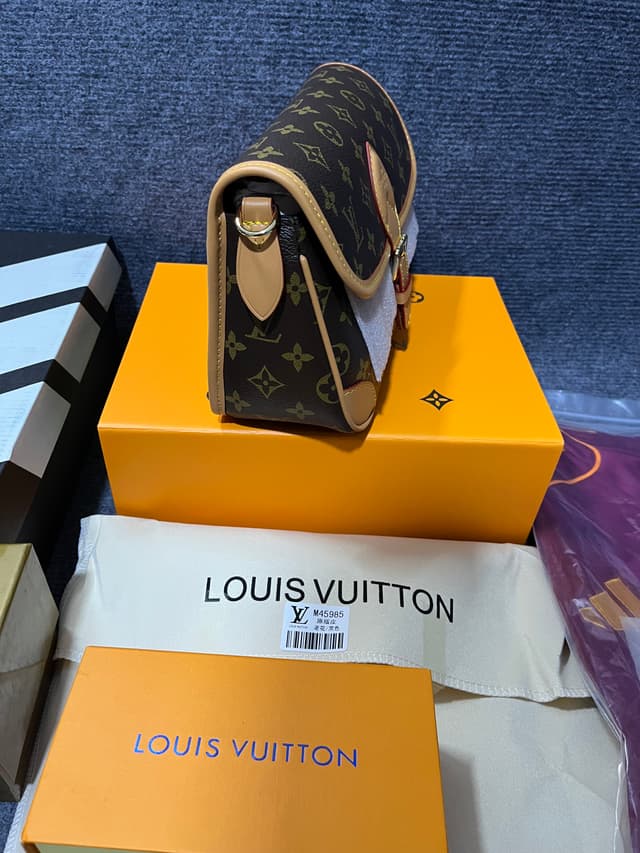Louis Vuitton Classic Monogram Leather Flap Crossbody Messenger Bag Mirror quality M45985 | Yupoo Rep Bags image 2