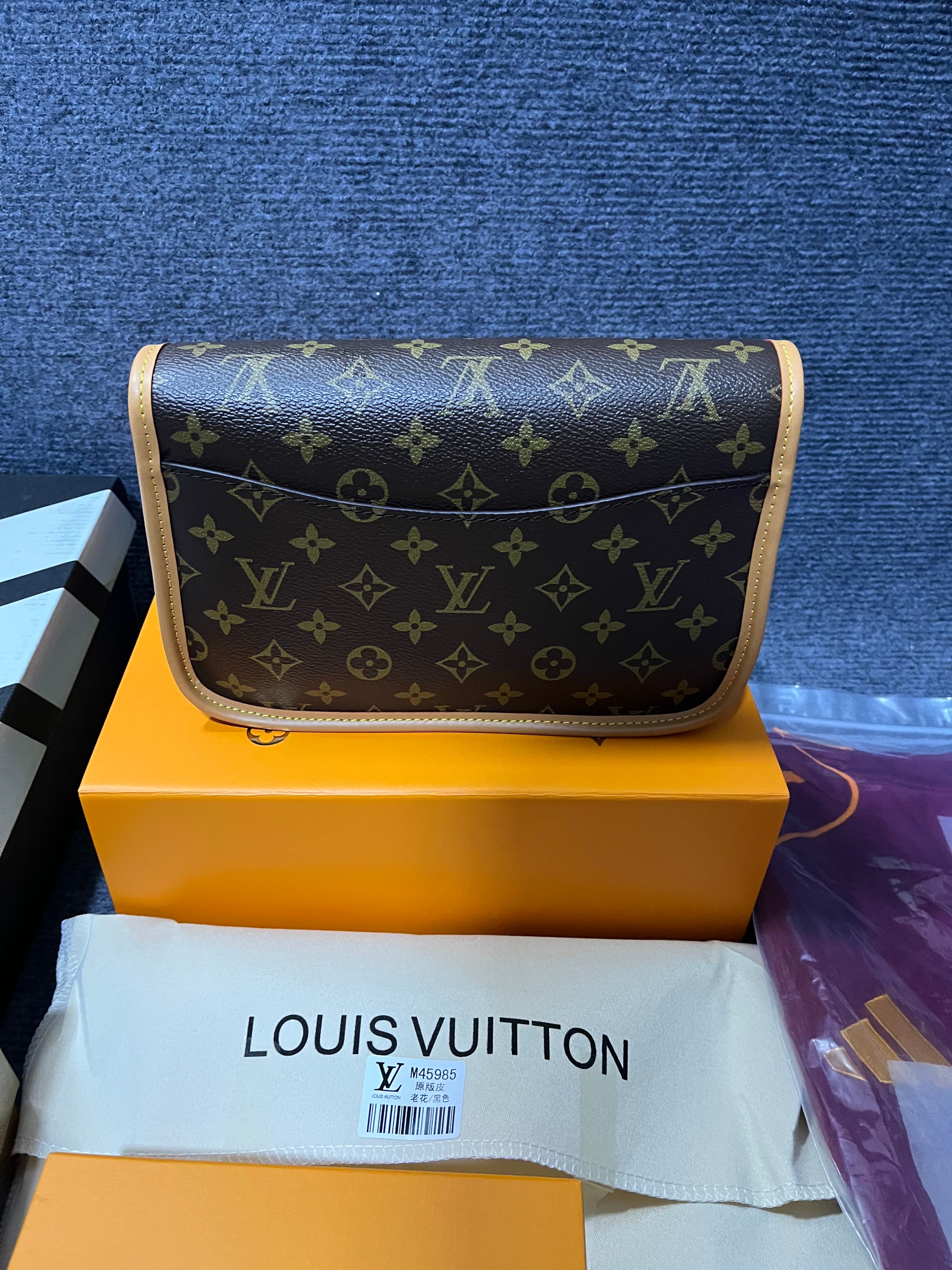 Louis Vuitton Classic Monogram Leather Flap Crossbody Messenger Bag Mirror quality M45985 image 3