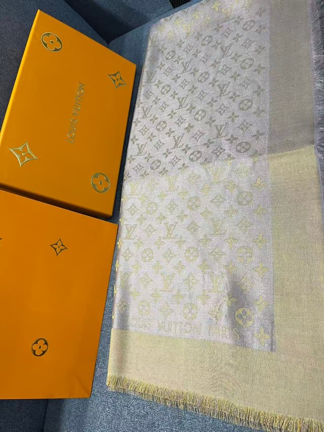 Louis Vuitton Monogram Reps Stole | Jacquard Shawl with Metallic Thread | Yupoo image 4