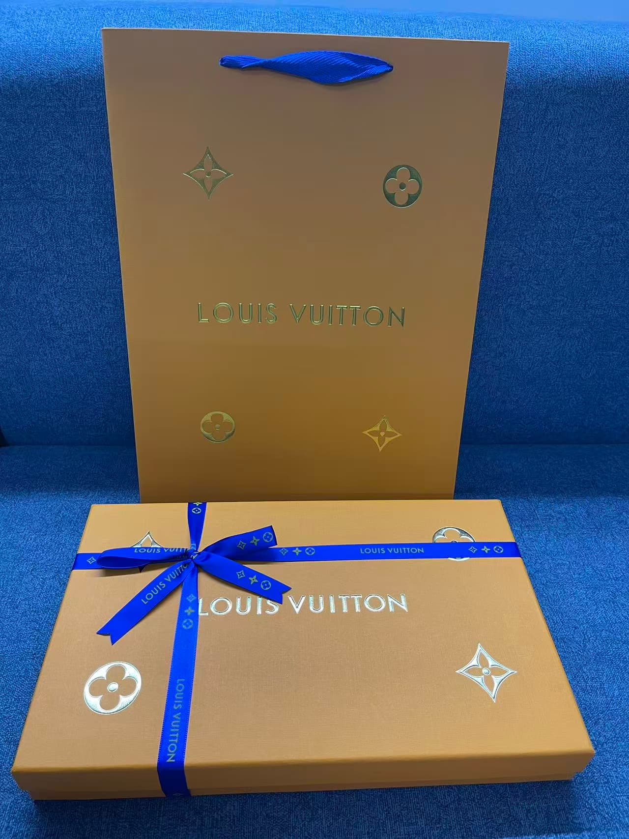 Louis Vuitton Monogram Reps Stole | Jacquard Shawl with Metallic Thread image 6